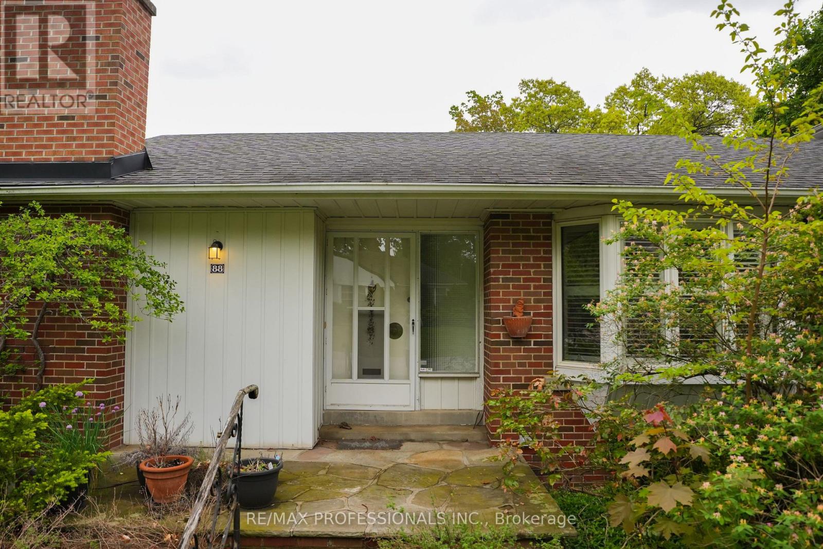 88 Valecrest Drive, Toronto, Ontario  M9A 4P6 - Photo 12 - W12185364