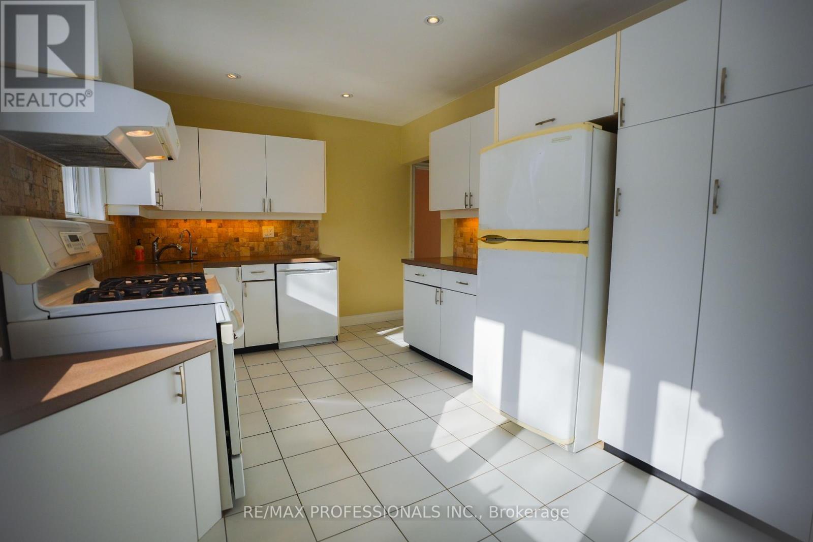 88 Valecrest Drive, Toronto, Ontario  M9A 4P6 - Photo 20 - W12185364