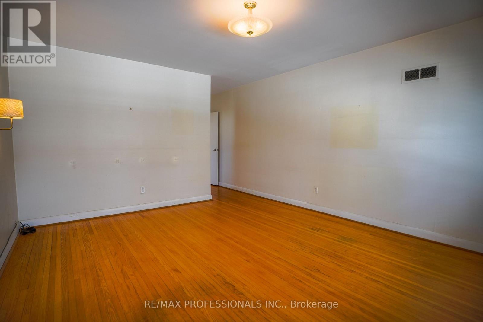 88 Valecrest Drive, Toronto, Ontario  M9A 4P6 - Photo 26 - W12185364