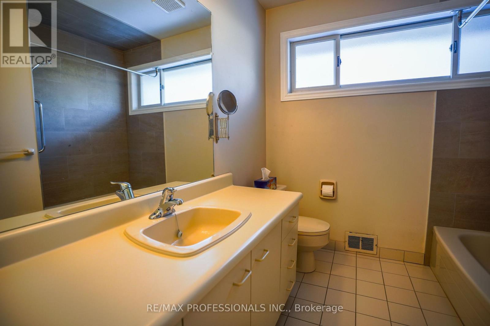 88 Valecrest Drive, Toronto, Ontario  M9A 4P6 - Photo 27 - W12185364