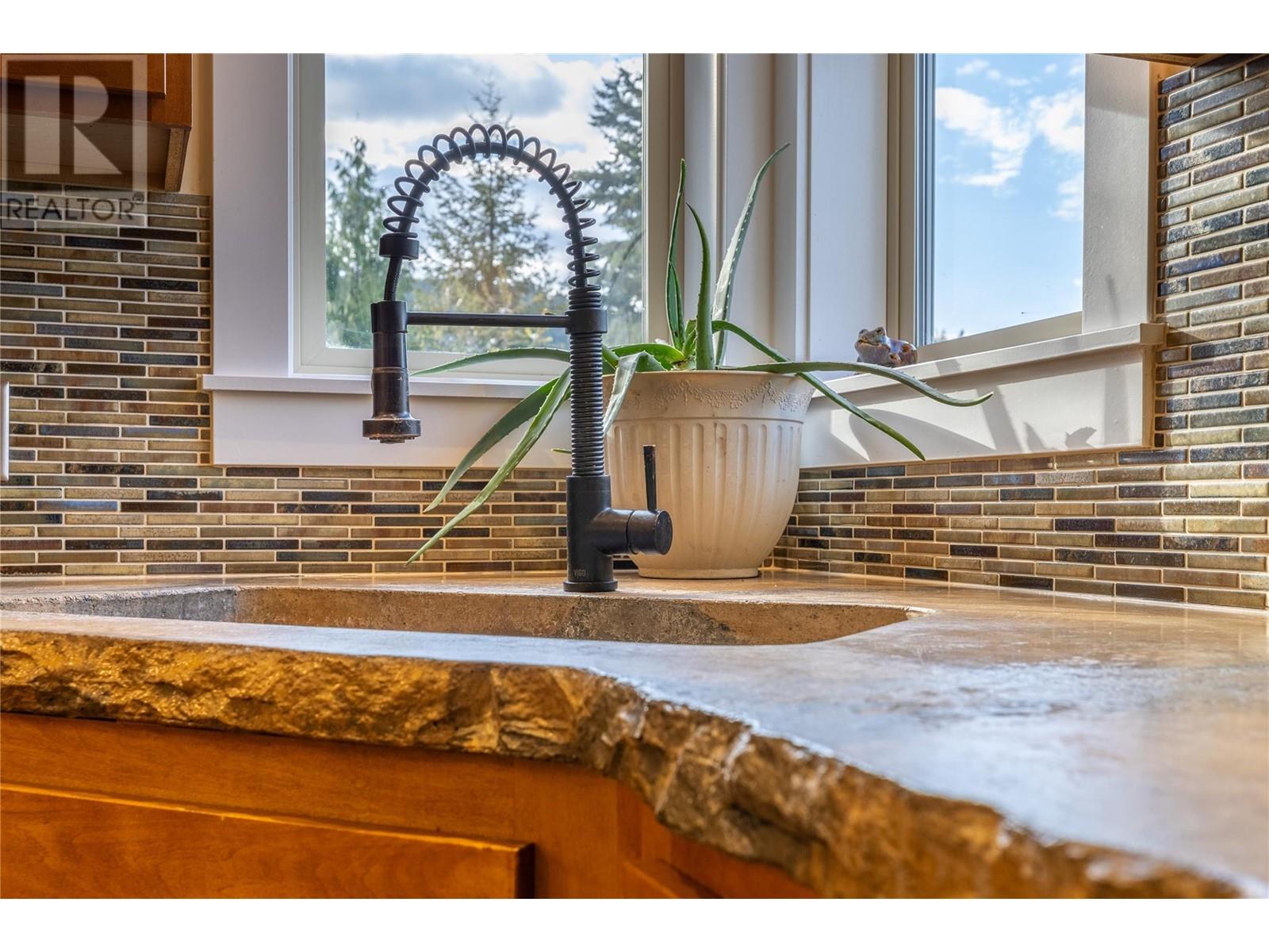 2163 Crestview Crescent, Castlegar, BC V1N3B4