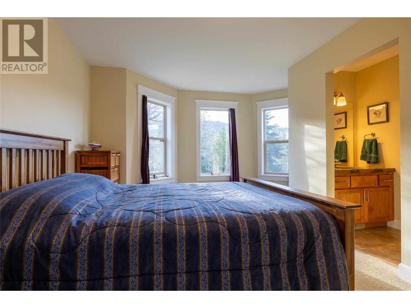 2163 Crestview Crescent, Castlegar, BC V1N3B4