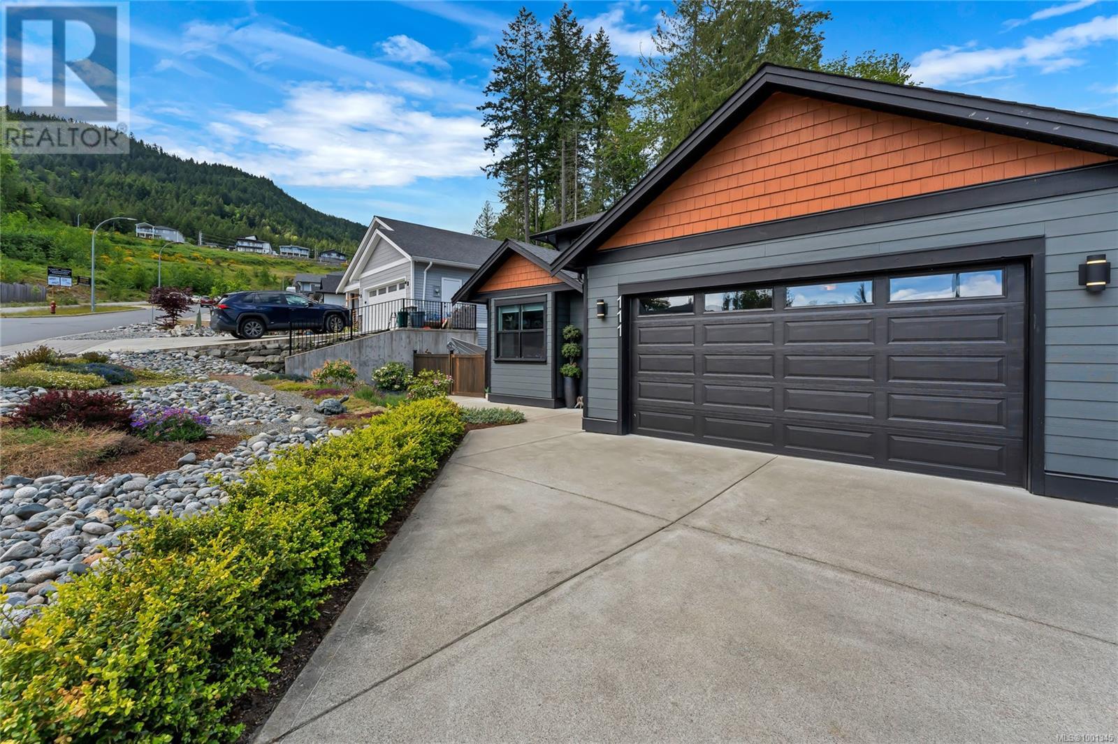 Property at 111 Rollie Rose Dr image 3