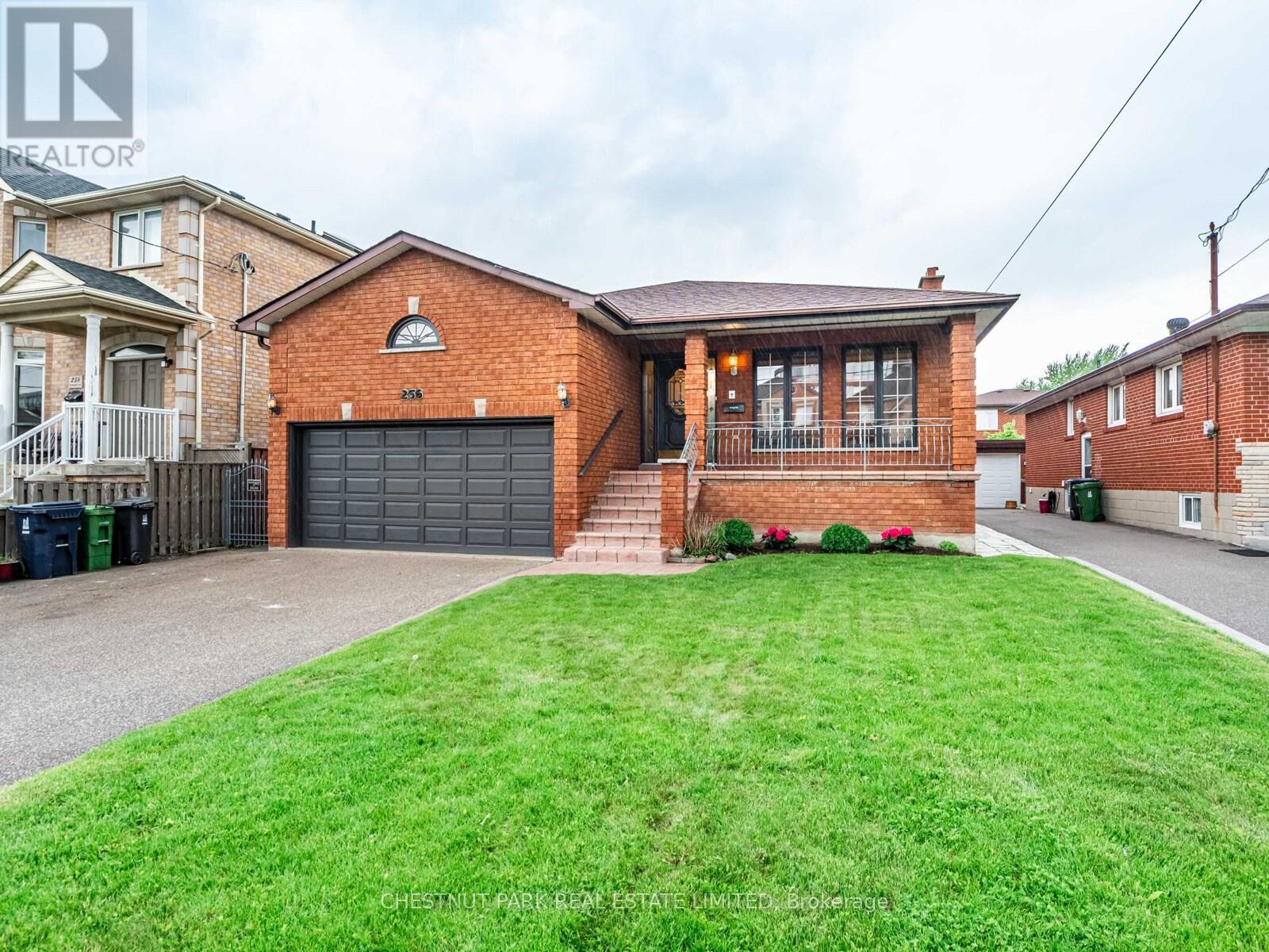 <div class="slider-price">$1,579,000</div><p>256 Cocksfield Avenue, Toronto, Ontario</p>