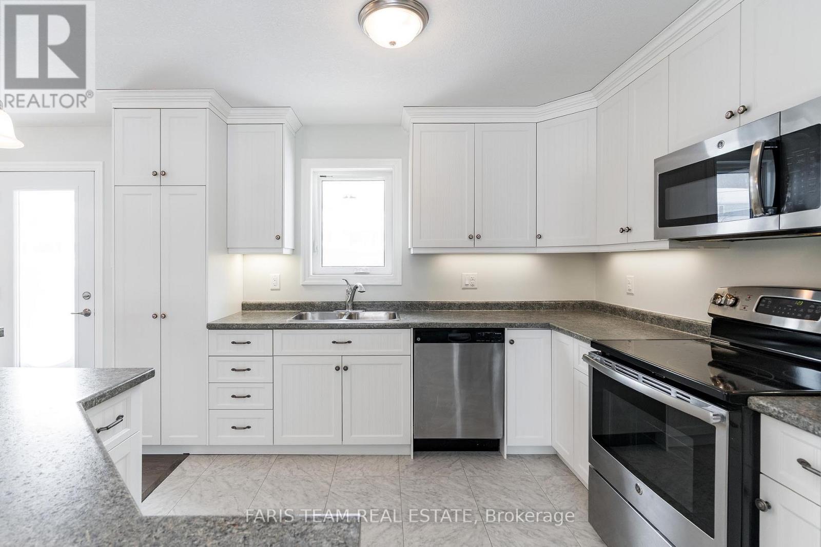 18 Grew Crescent, Penetanguishene, Ontario  L9M 0A4 - Photo 6 - S12185505