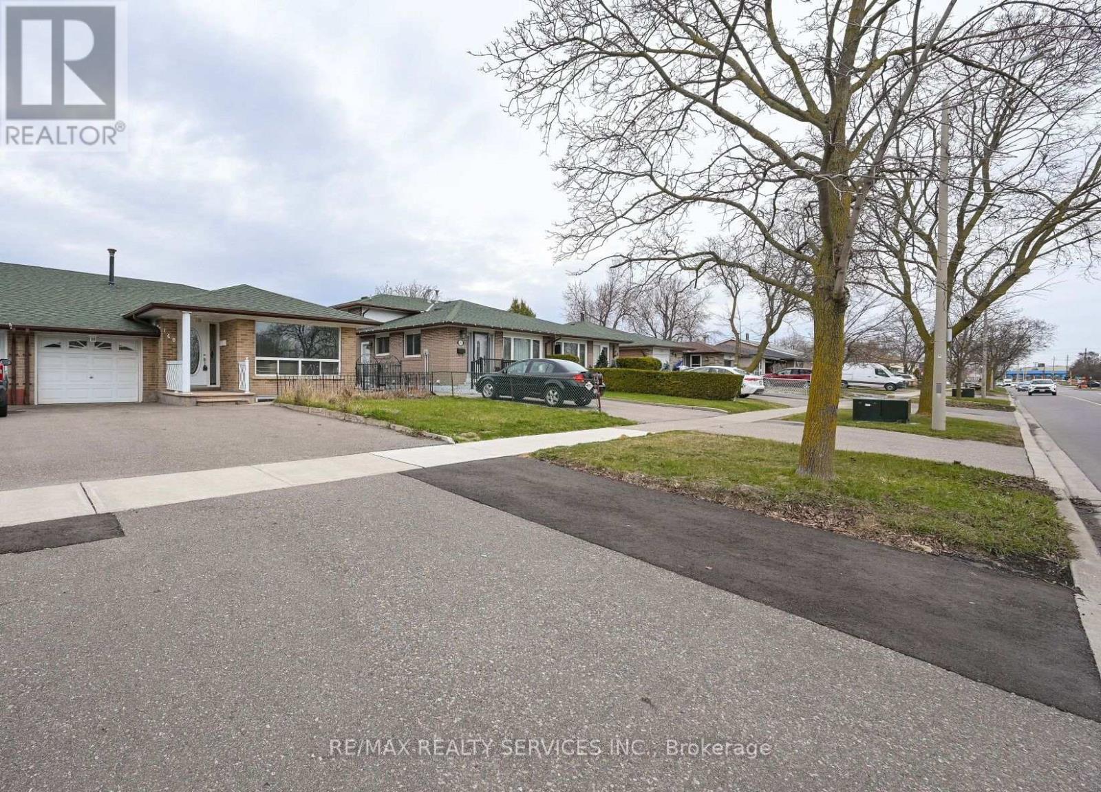 140 Clarence Street, Brampton, Ontario  L6W 1S9 - Photo 1 - W12162479
