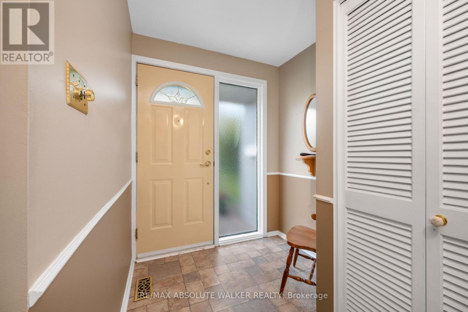 1975 Oakdean Crescent, Ottawa, Ontario  K1J 6H6 - Photo 4 - X12185637