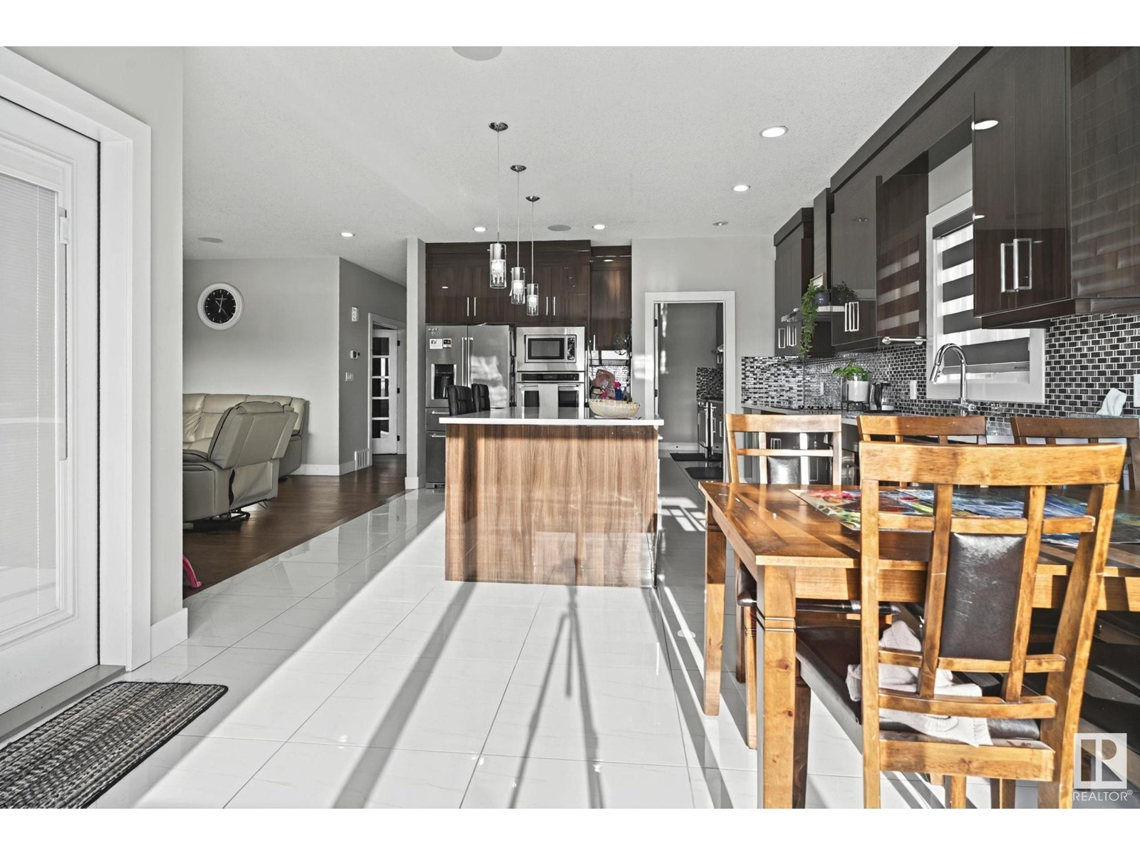 Property at 4119 7 AV SW image 2