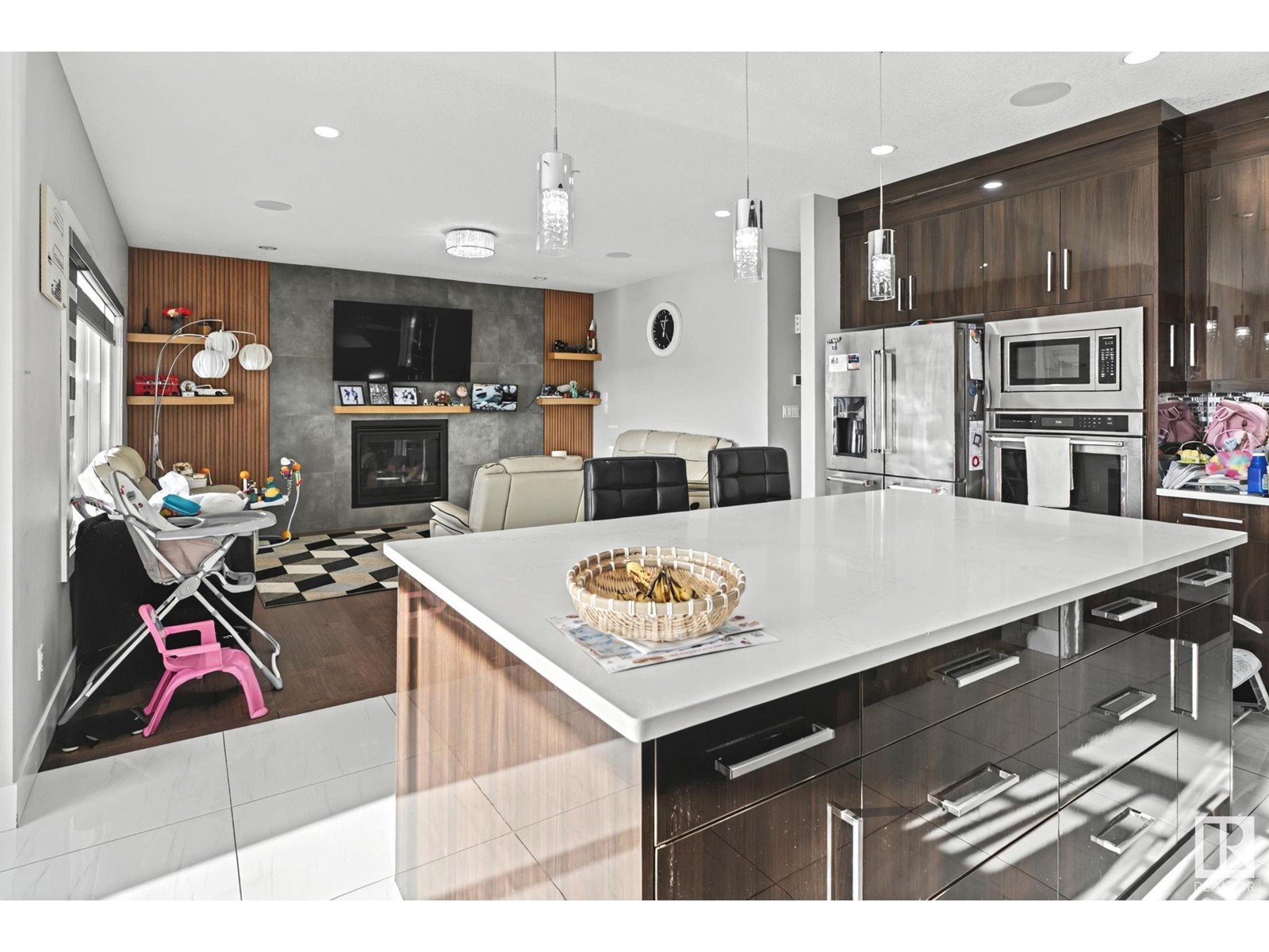 Property at 4119 7 AV SW image 5