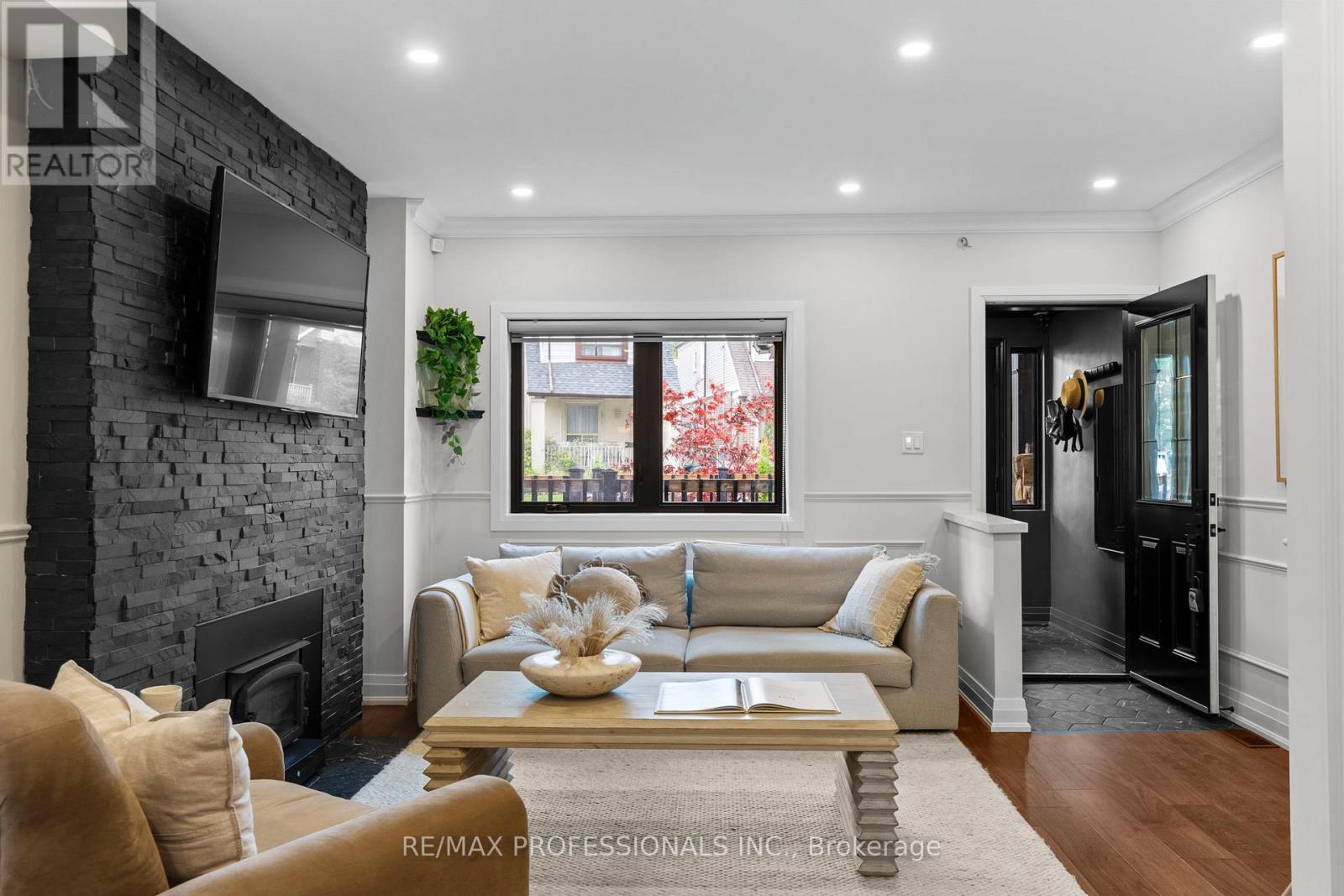 37 West Lynn Avenue, Toronto (Woodbine Corridor), Ontario  M4C 3V9 - Photo 7 - E12185619