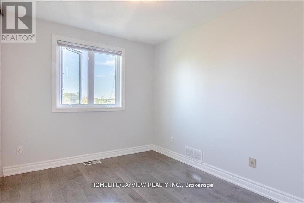 2493 Orient Park Drive, Ottawa, Ontario  K1B 4N2 - Photo 13 - X12185597