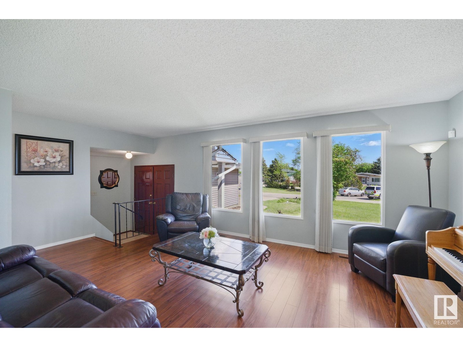Property at 4336 74 ST NW image 3