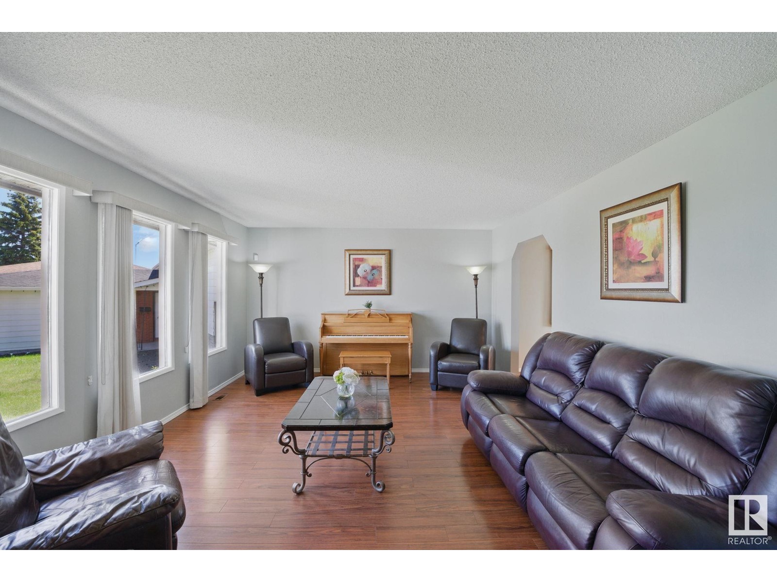 Property at 4336 74 ST NW image 2