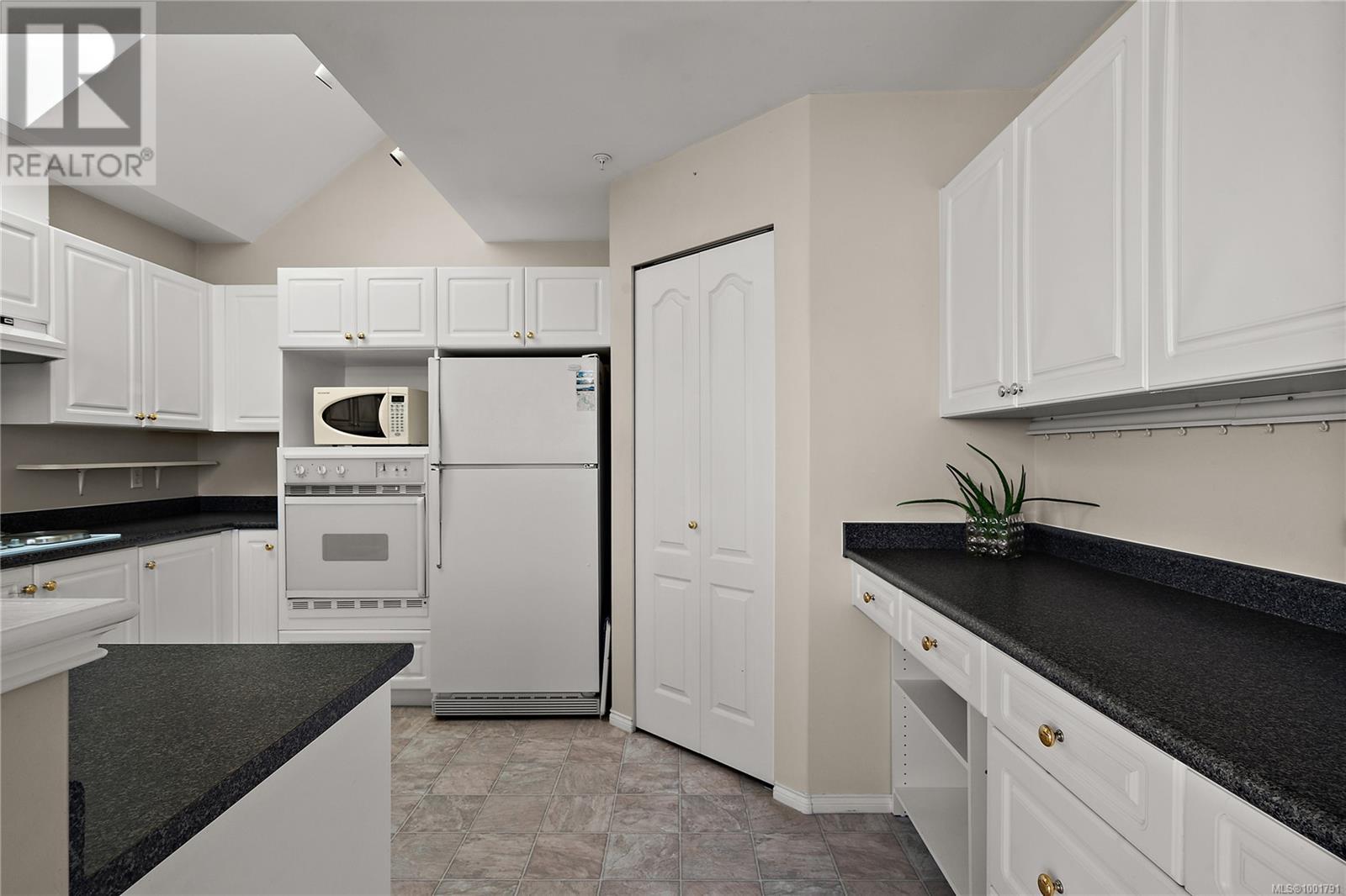 401 2250 James White Blvd, Sidney, British Columbia  V8L 1Z4 - Photo 12 - 1001791