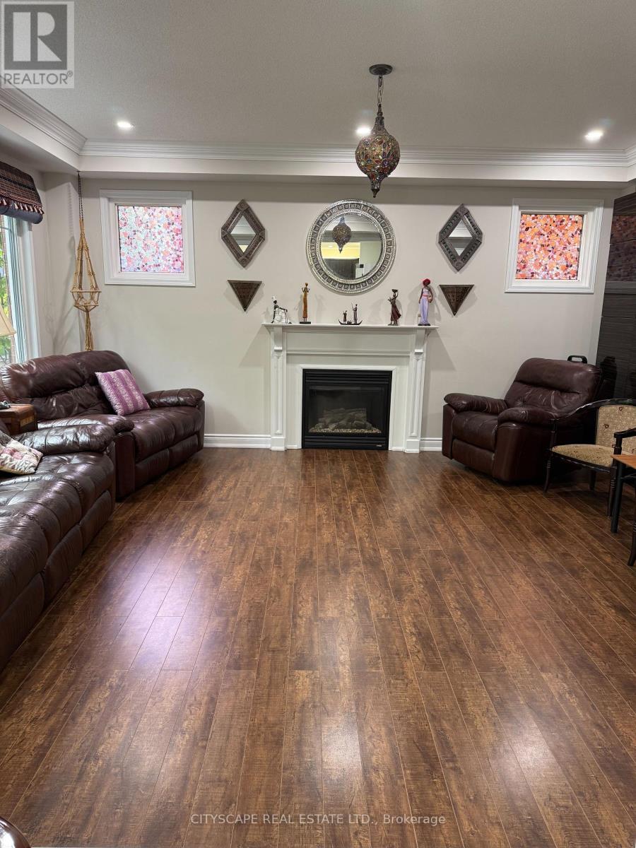 77 Bulmer Crescent, Newmarket, Ontario  L3X 3K1 - Photo 3 - N12183933