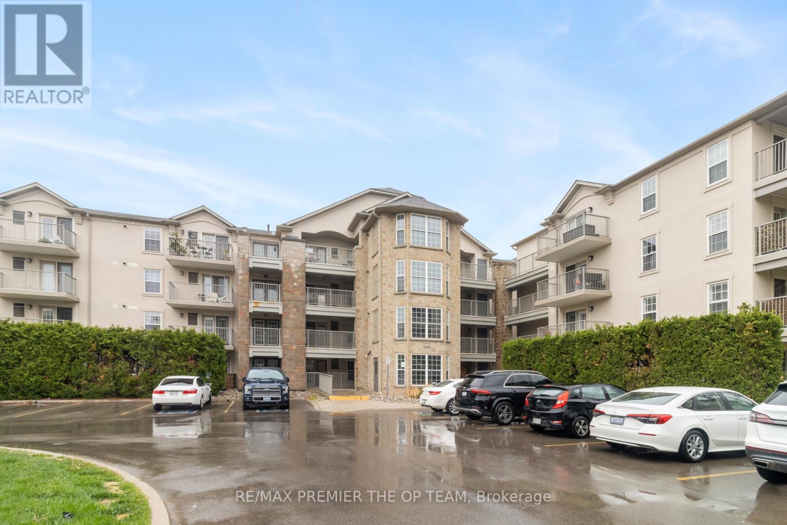 404 - 1440 Bishops Gate, Oakville (Ga Glen Abbey), Ontario  L6M 4M9 - Photo 4 - W12185716