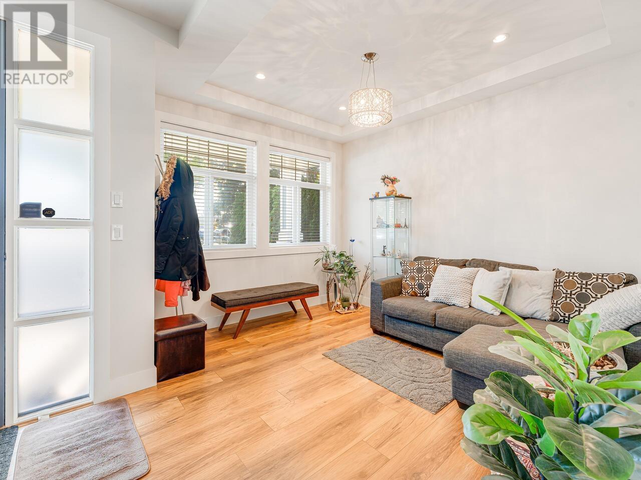 302 Burns Street, Coquitlam, British Columbia  V3K 4E8 - Photo 5 - R3008812