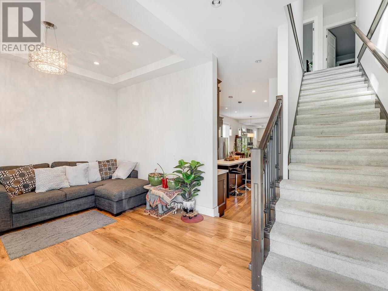 302 Burns Street, Coquitlam, British Columbia  V3K 4E8 - Photo 4 - R3008812