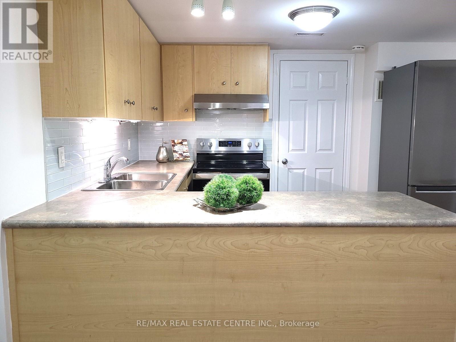 22 HOLLISTER ROAD, Toronto, Ontario