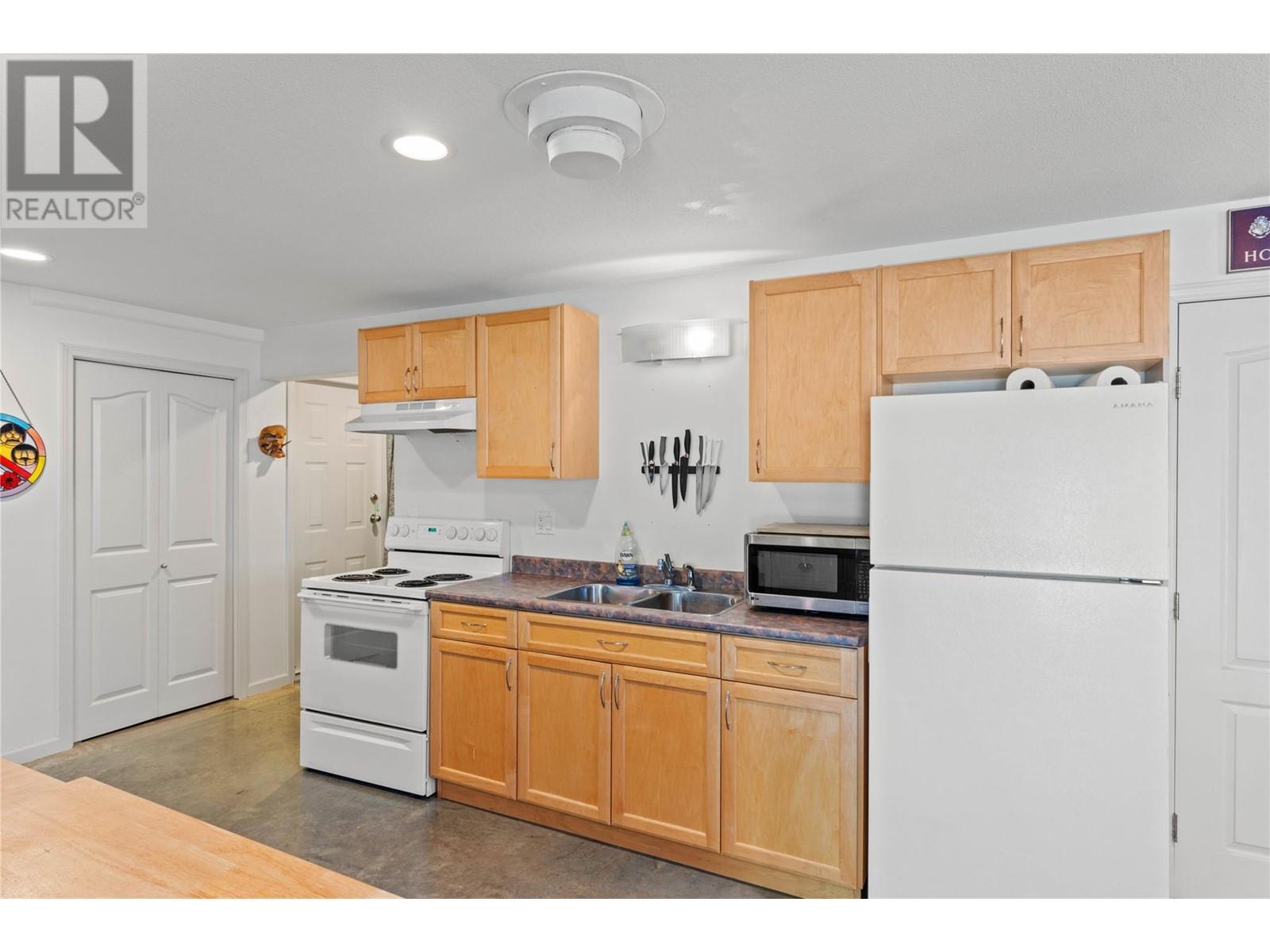 2245 PAUL LAKE Road, Kamloops, BC v2h1n9
