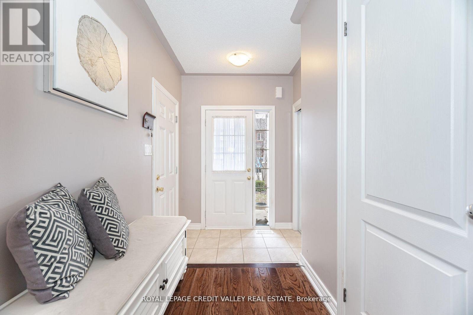20 Cedarbrook Road, Brampton (Sandringham-Wellington), Ontario  L6R 0W9 - Photo 2 - W12185800