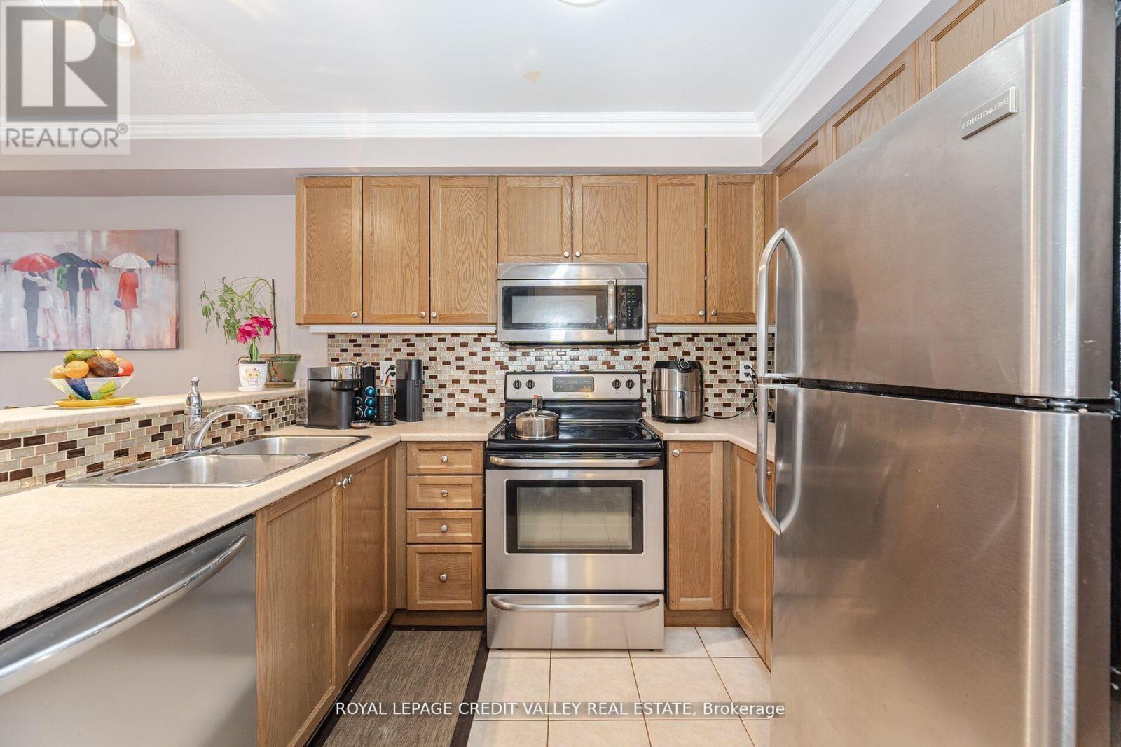 20 Cedarbrook Road, Brampton (Sandringham-Wellington), Ontario  L6R 0W9 - Photo 4 - W12185800