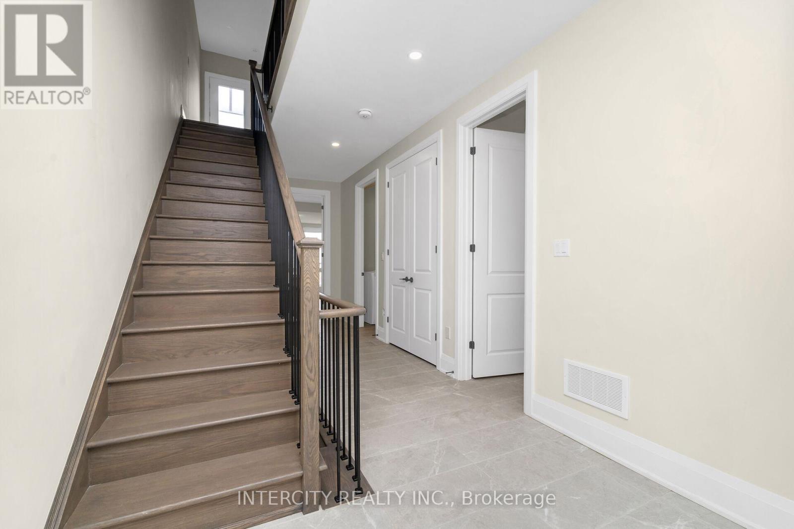 2 - 138 East Street, Oakville (Br Bronte), Ontario  L6L 0H9 - Photo 4 - W12185838
