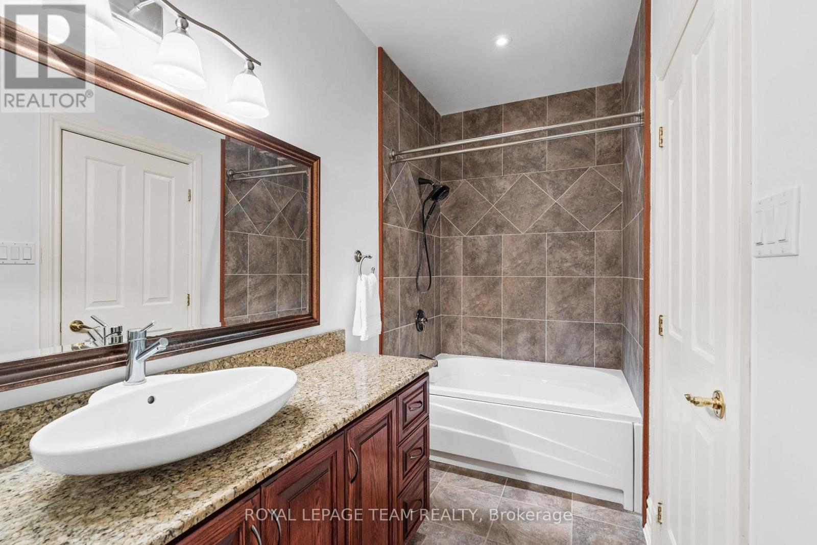 5737 Stuewe Drive, Ottawa, Ontario  K4M 1L2 - Photo 27 - X12185897