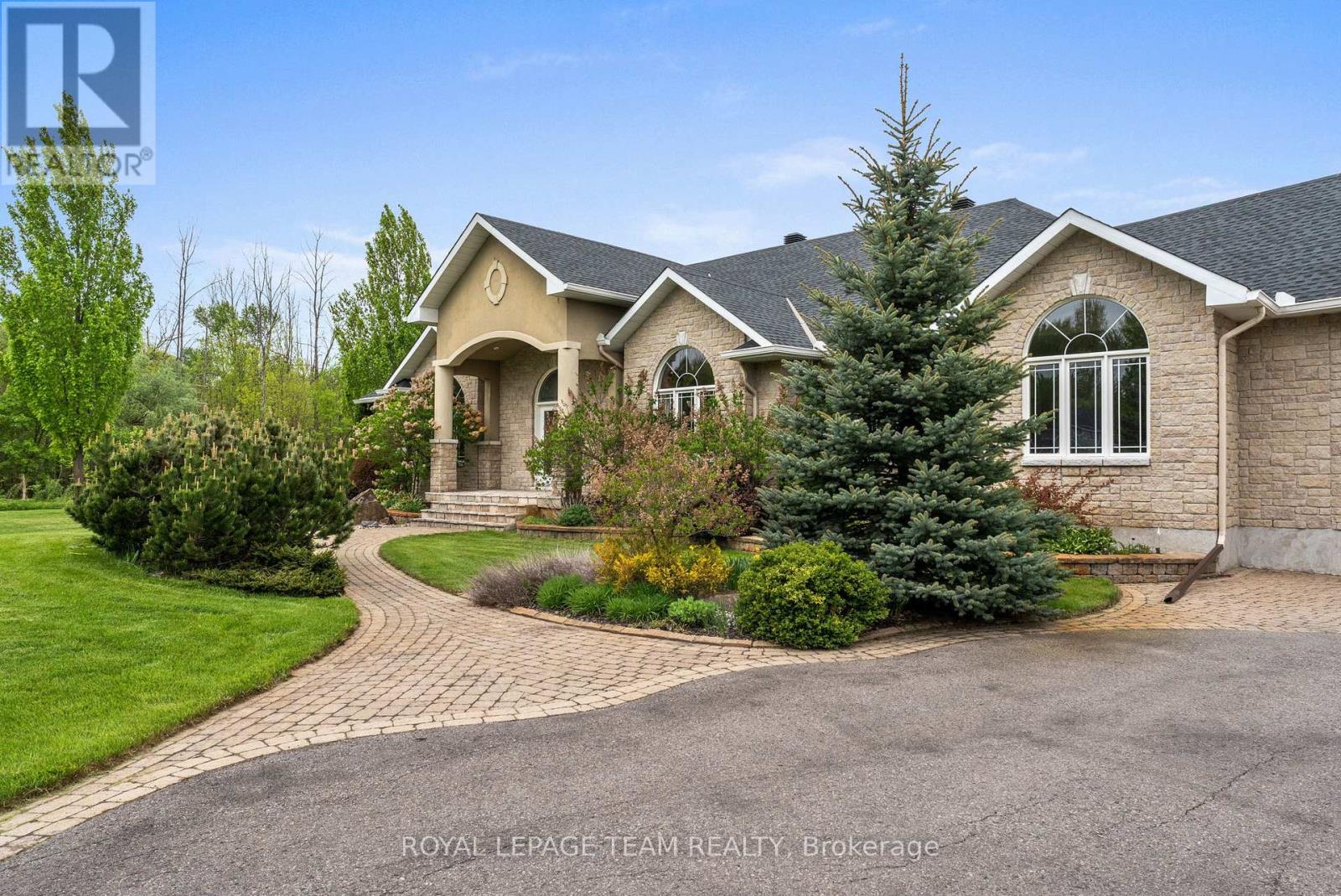 5737 Stuewe Drive, Ottawa, Ontario  K4M 1L2 - Photo 4 - X12185897