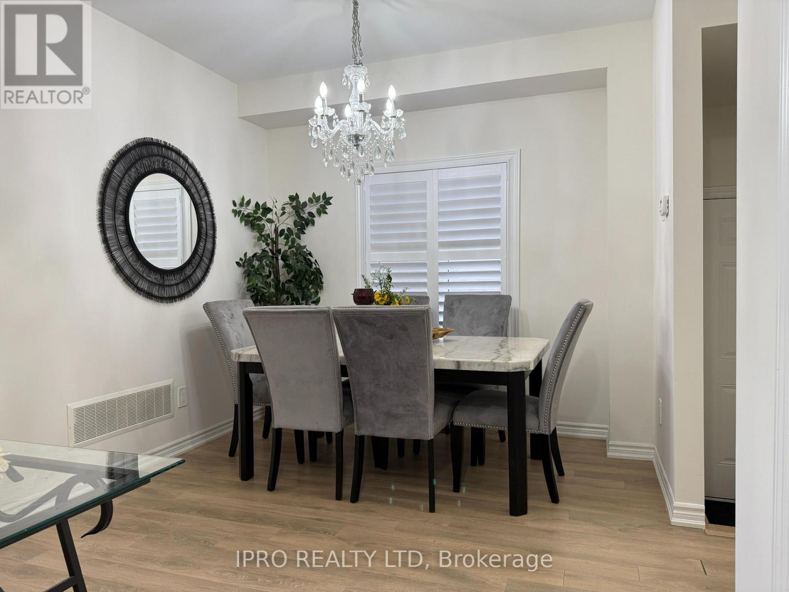 8 Whitton Drive, Brant (Paris), Ontario  N3L 3E3 - Photo 6 - X12185854