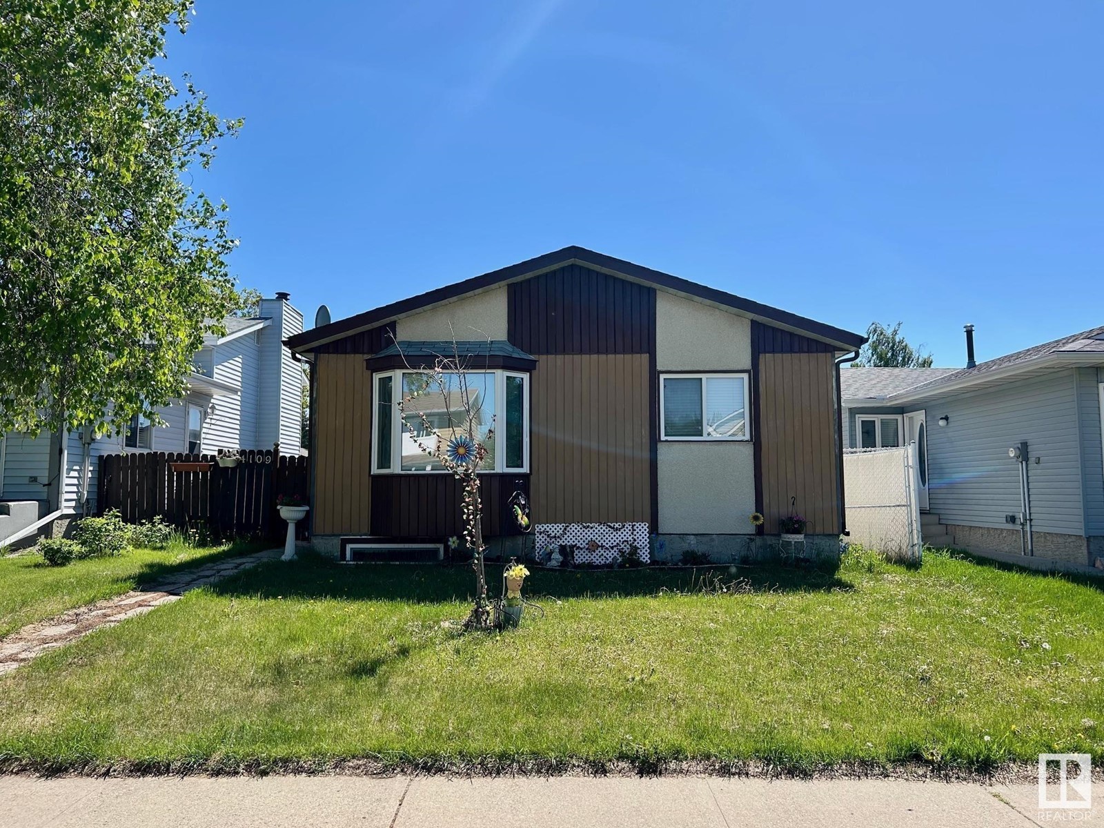 Property at 4109 38 ST NW image 1