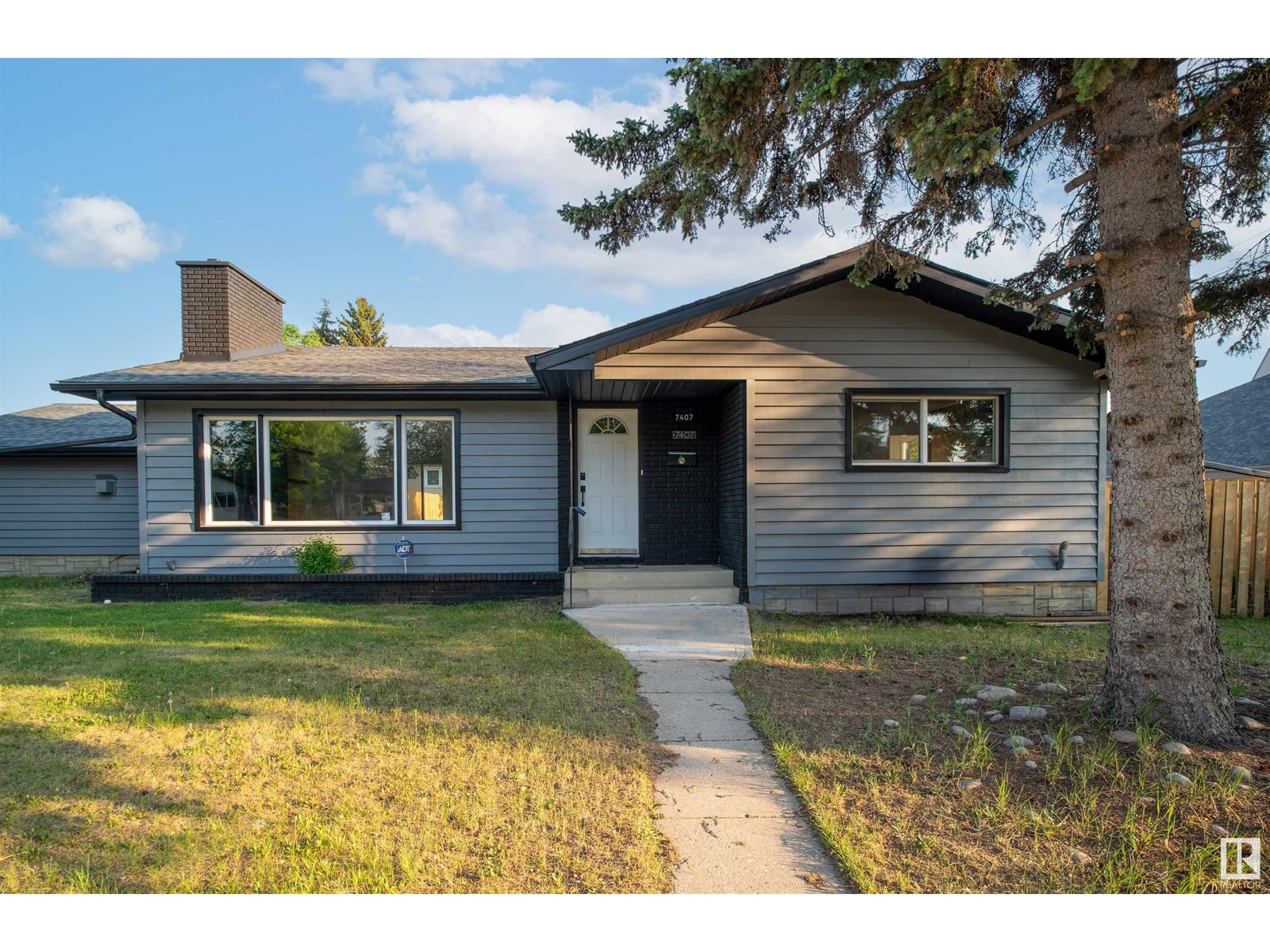 Property at 7407 92 AV NW image 1
