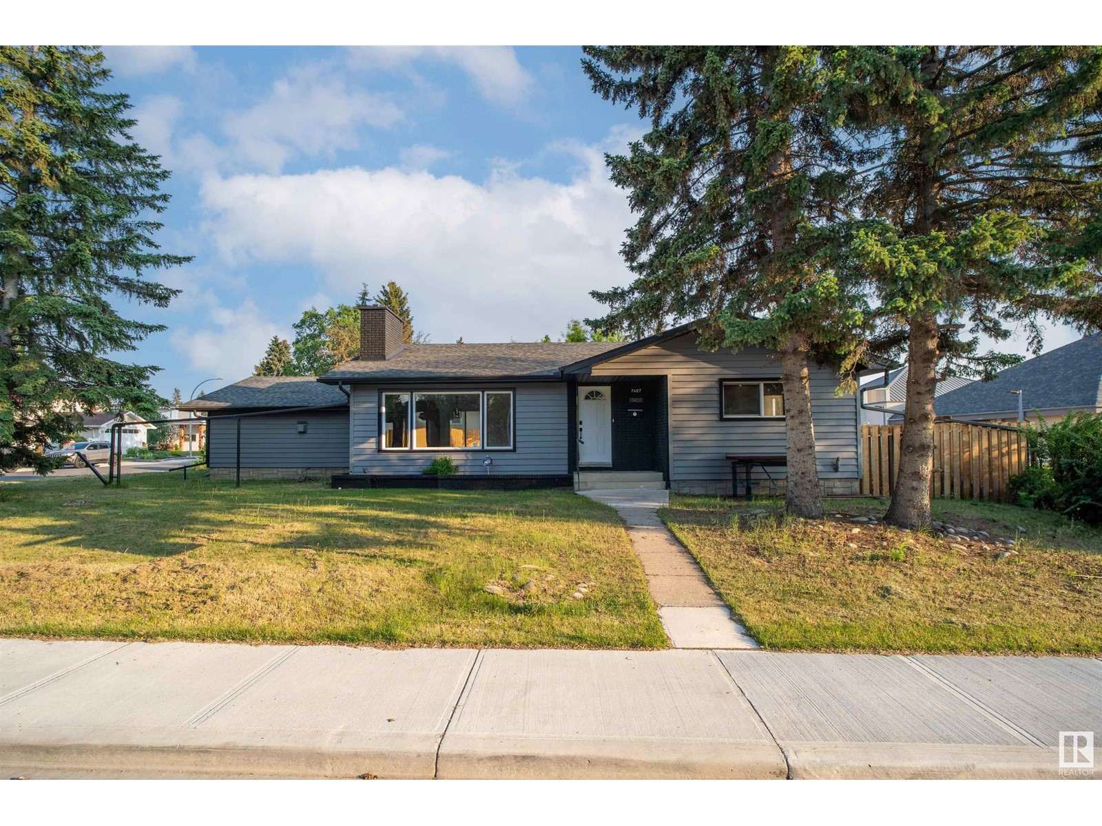 Property at 7407 92 AV NW image 2