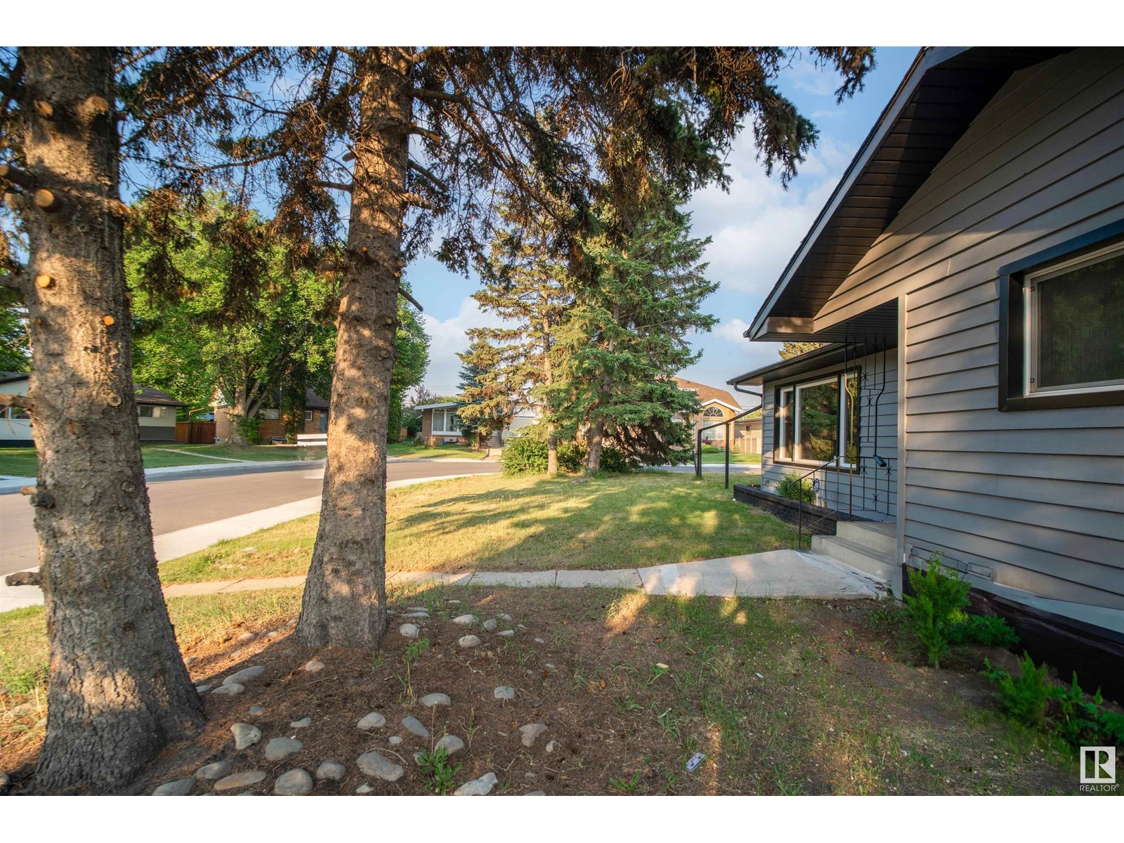 Property at 7407 92 AV NW image 3