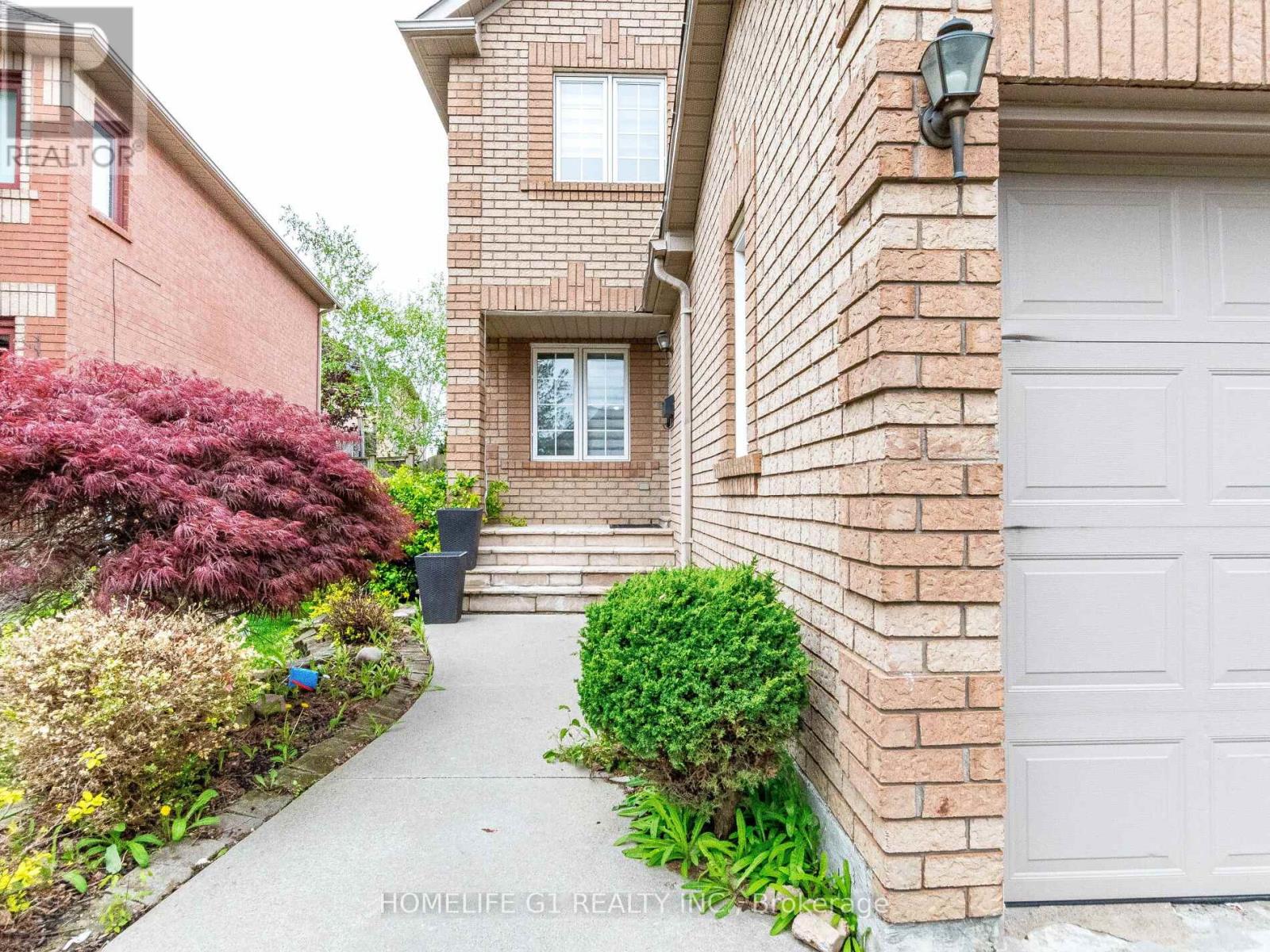32 Creekwood Drive, Brampton, Ontario  L7A 1J3 - Photo 3 - W12185890
