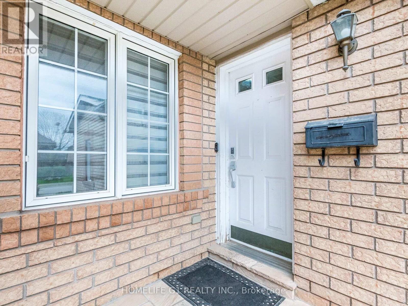 32 Creekwood Drive, Brampton, Ontario  L7A 1J3 - Photo 4 - W12185890
