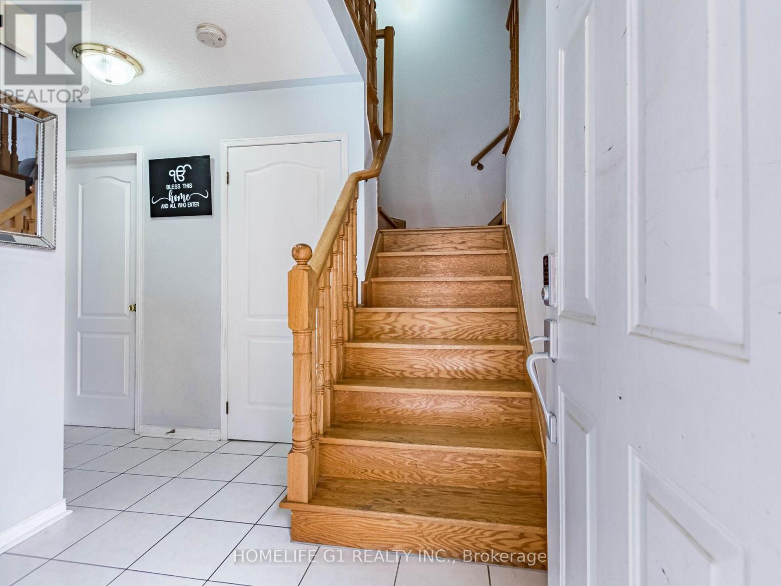 32 Creekwood Drive, Brampton, Ontario  L7A 1J3 - Photo 5 - W12185890