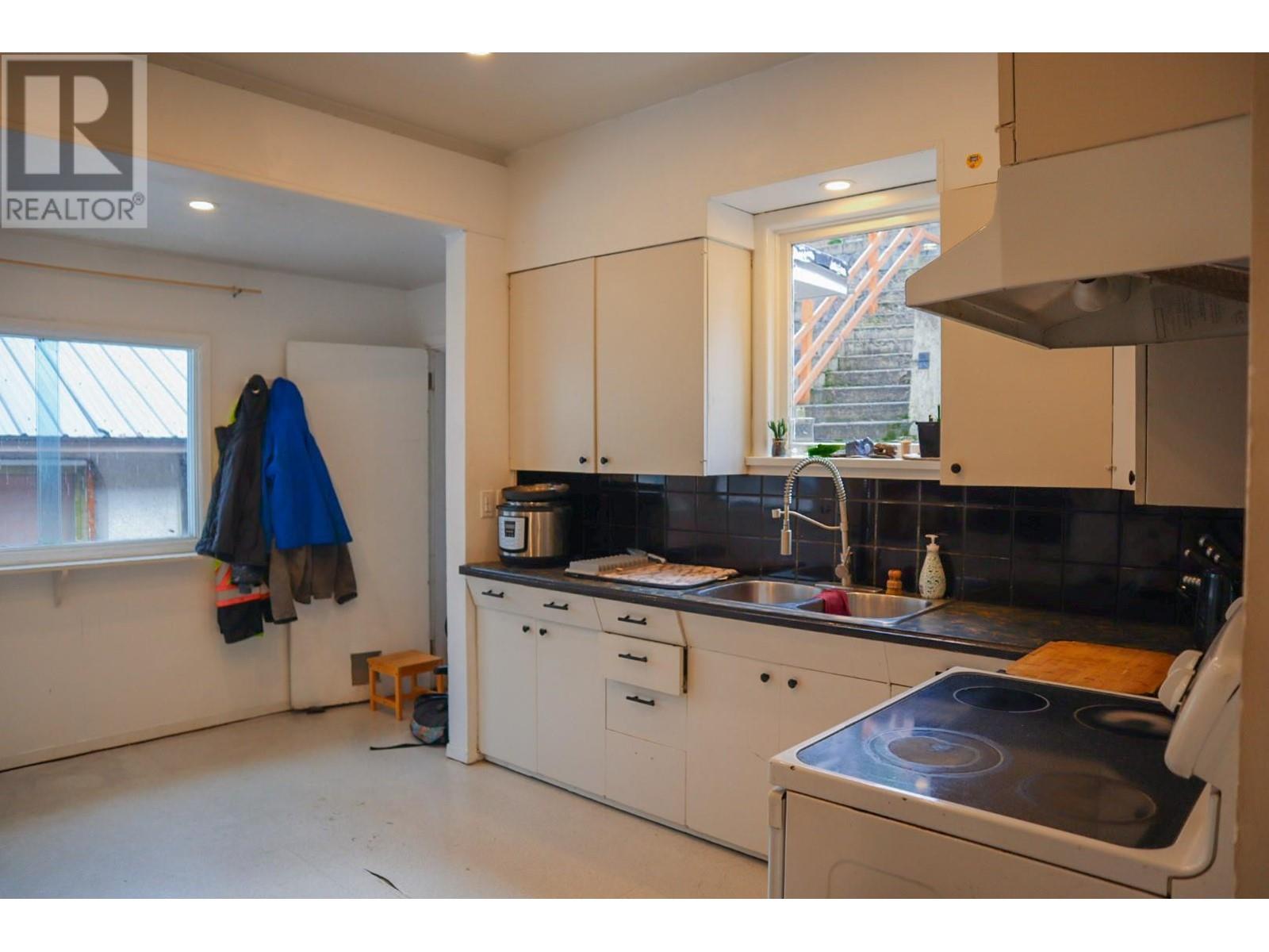 1730 Topping Street, Trail, British Columbia  V1R 4G3 - Photo 17 - 10350016
