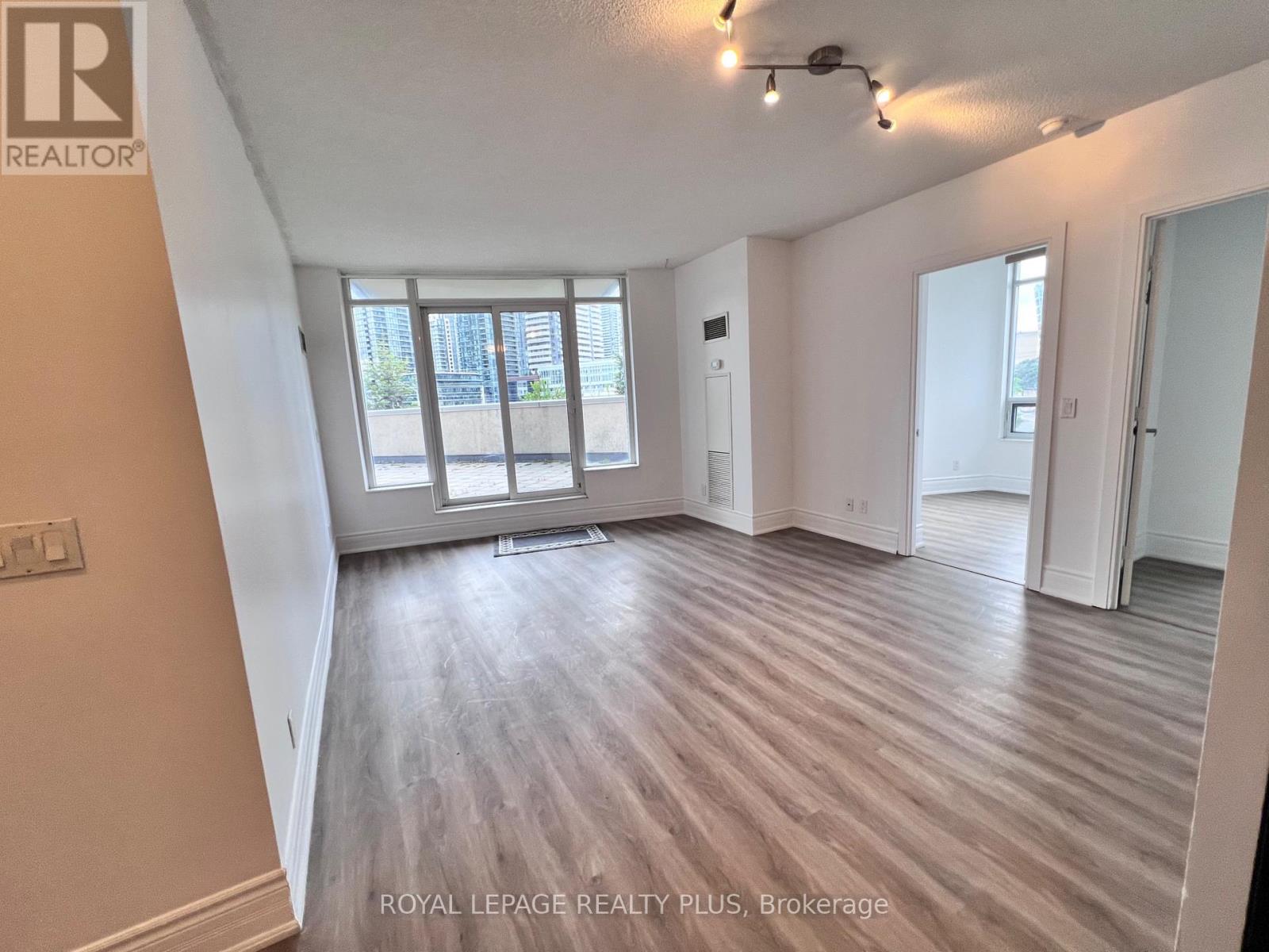 304 - 330 Burnhamthorpe Road W, Mississauga, Ontario  L5B 0E1 - Photo 10 - W12170095