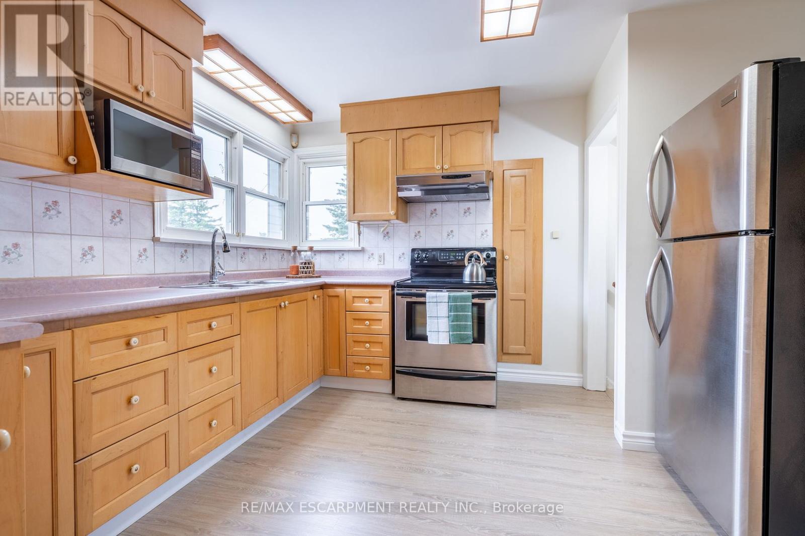 579 Third Road E, Hamilton, Ontario  L8J 2Y1 - Photo 6 - X12186015