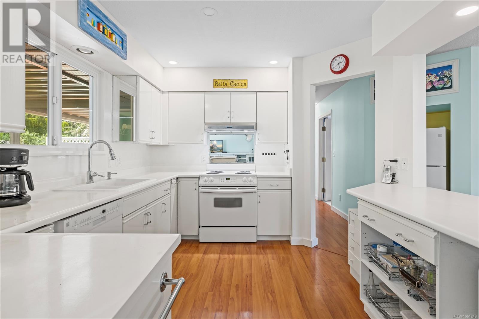 Property at 581 Aspen Ave image 4