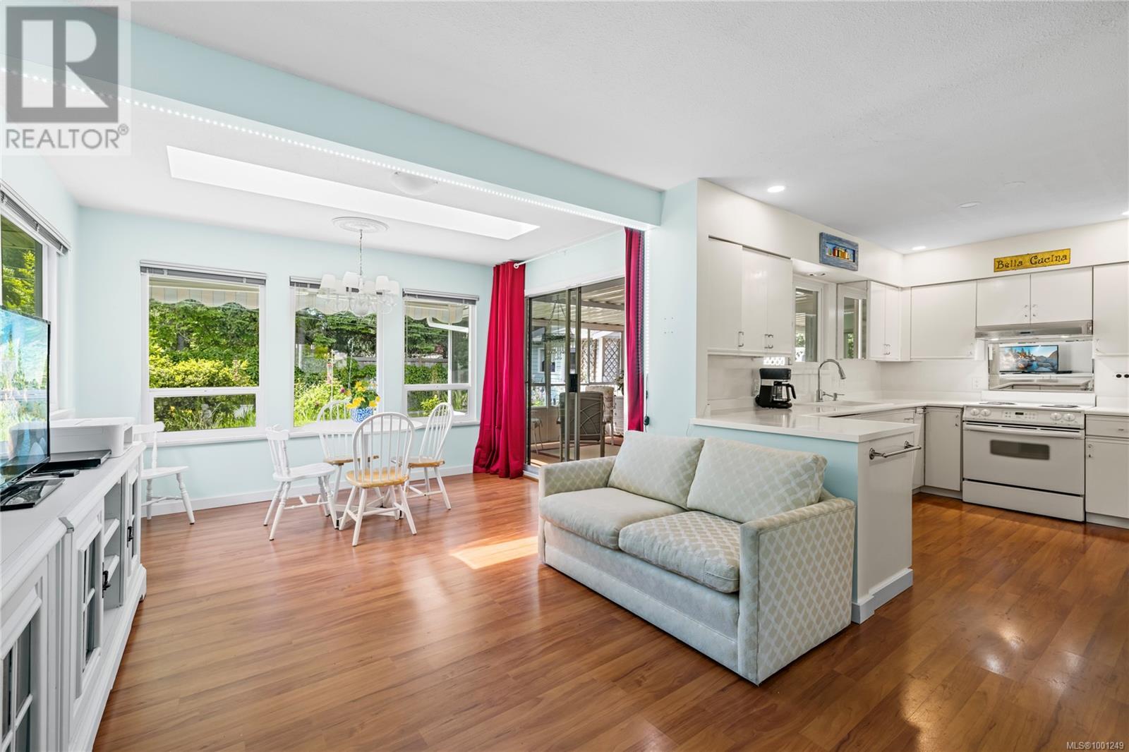 Property at 581 Aspen Ave image 5