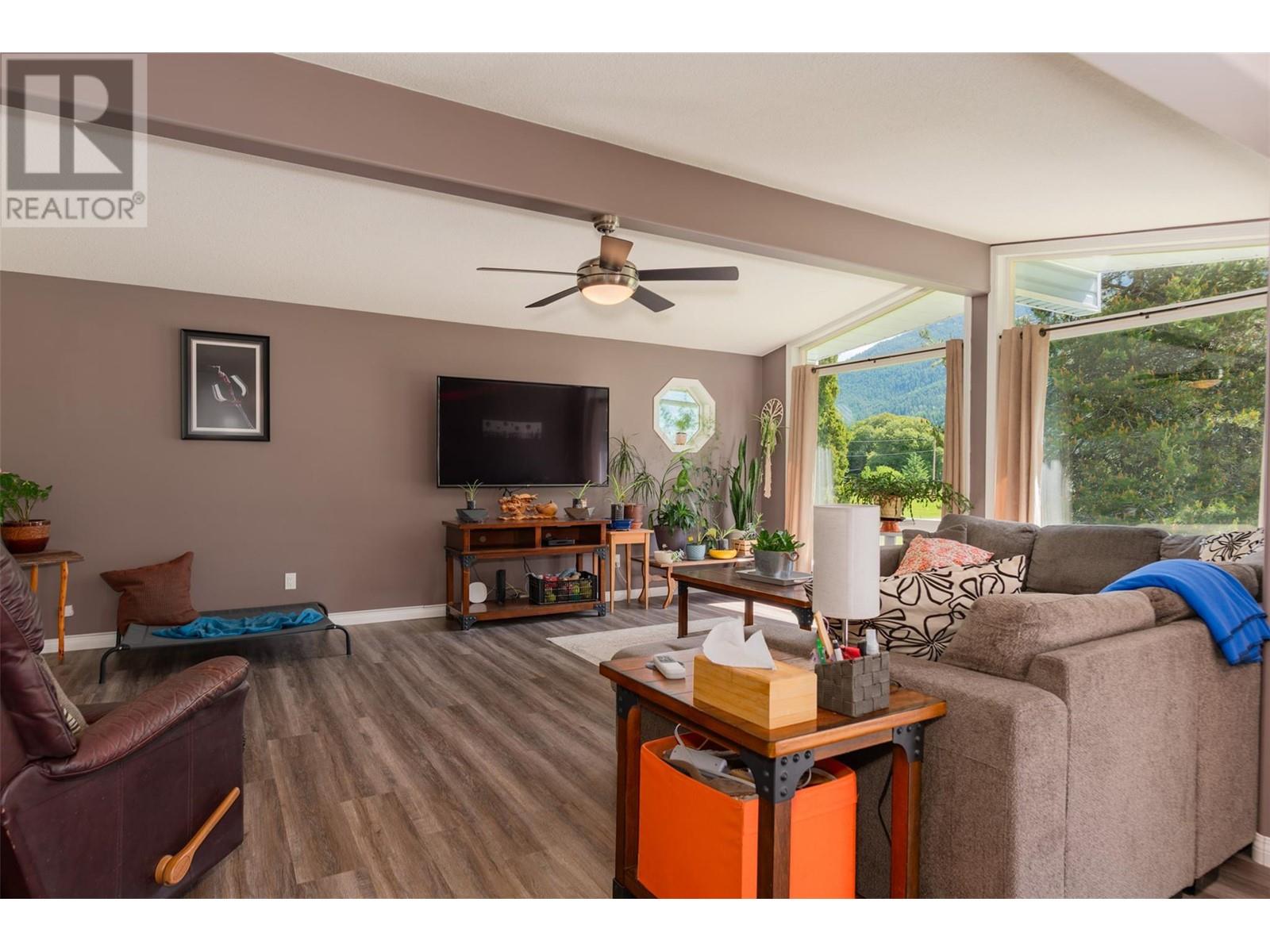 1621 Highway 3a Highway, Castlegar, British Columbia  V1N 4N3 - Photo 12 - 10350131