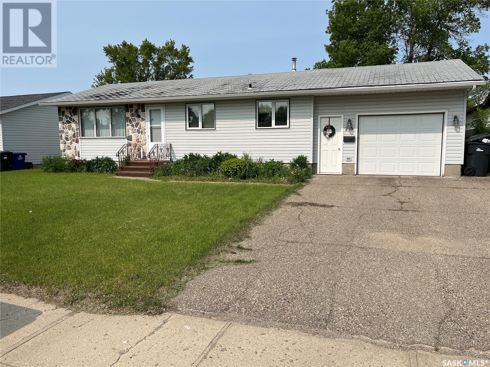 215 17th STREET NE, weyburn, Saskatchewan