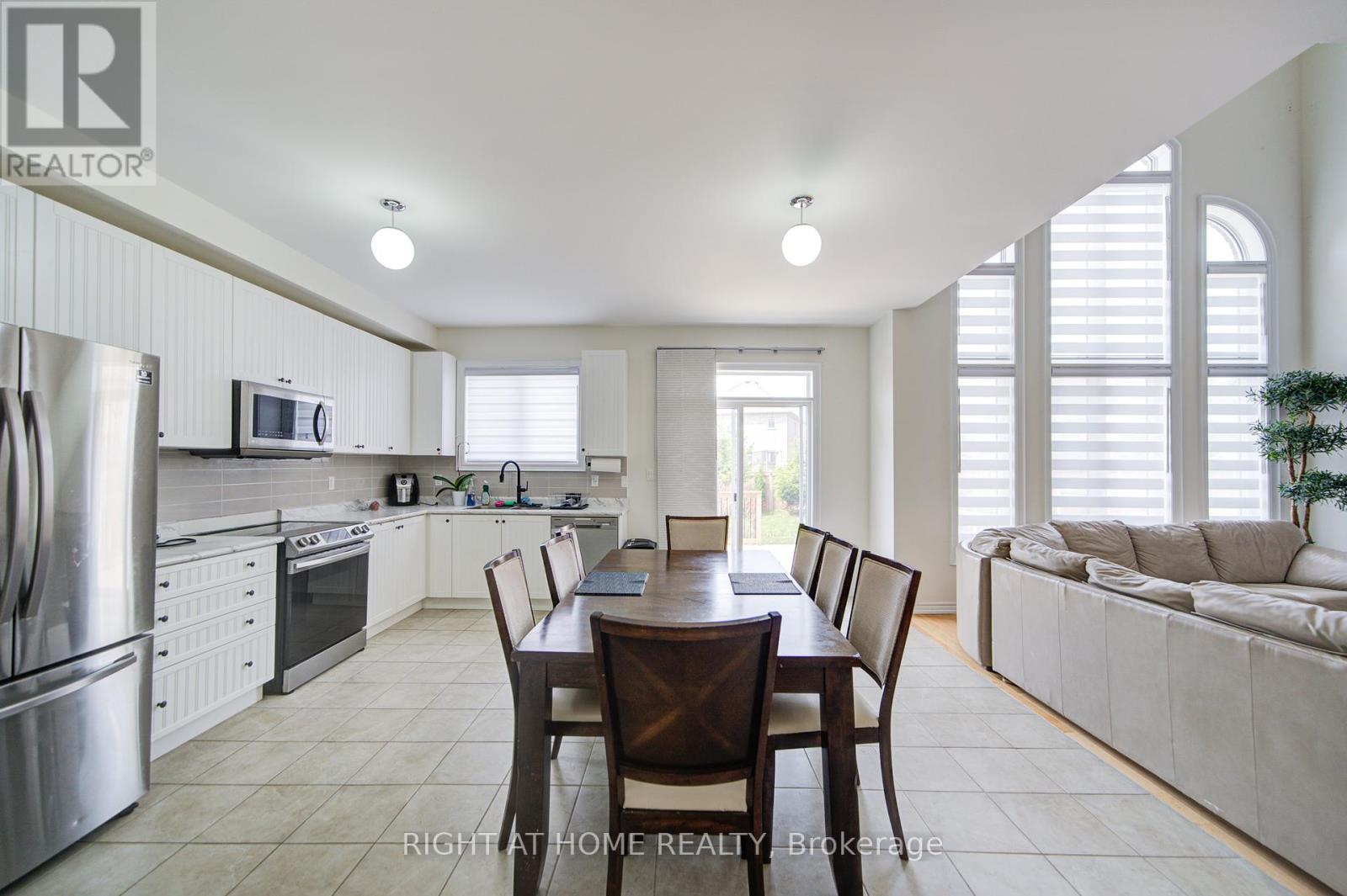 26 Pearl Street, Wasaga Beach, Ontario  L9Z 1J6 - Photo 12 - S12186054