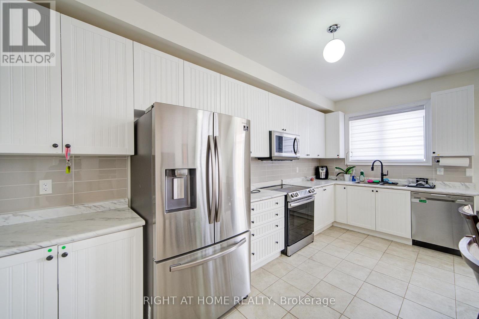 26 Pearl Street, Wasaga Beach, Ontario  L9Z 1J6 - Photo 13 - S12186054