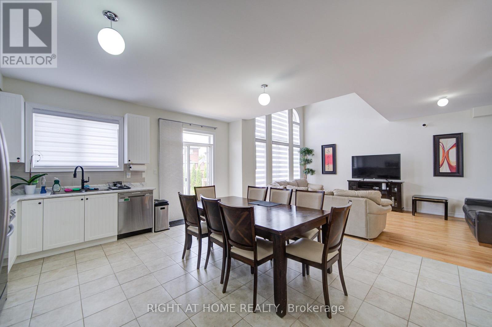 26 Pearl Street, Wasaga Beach, Ontario  L9Z 1J6 - Photo 14 - S12186054