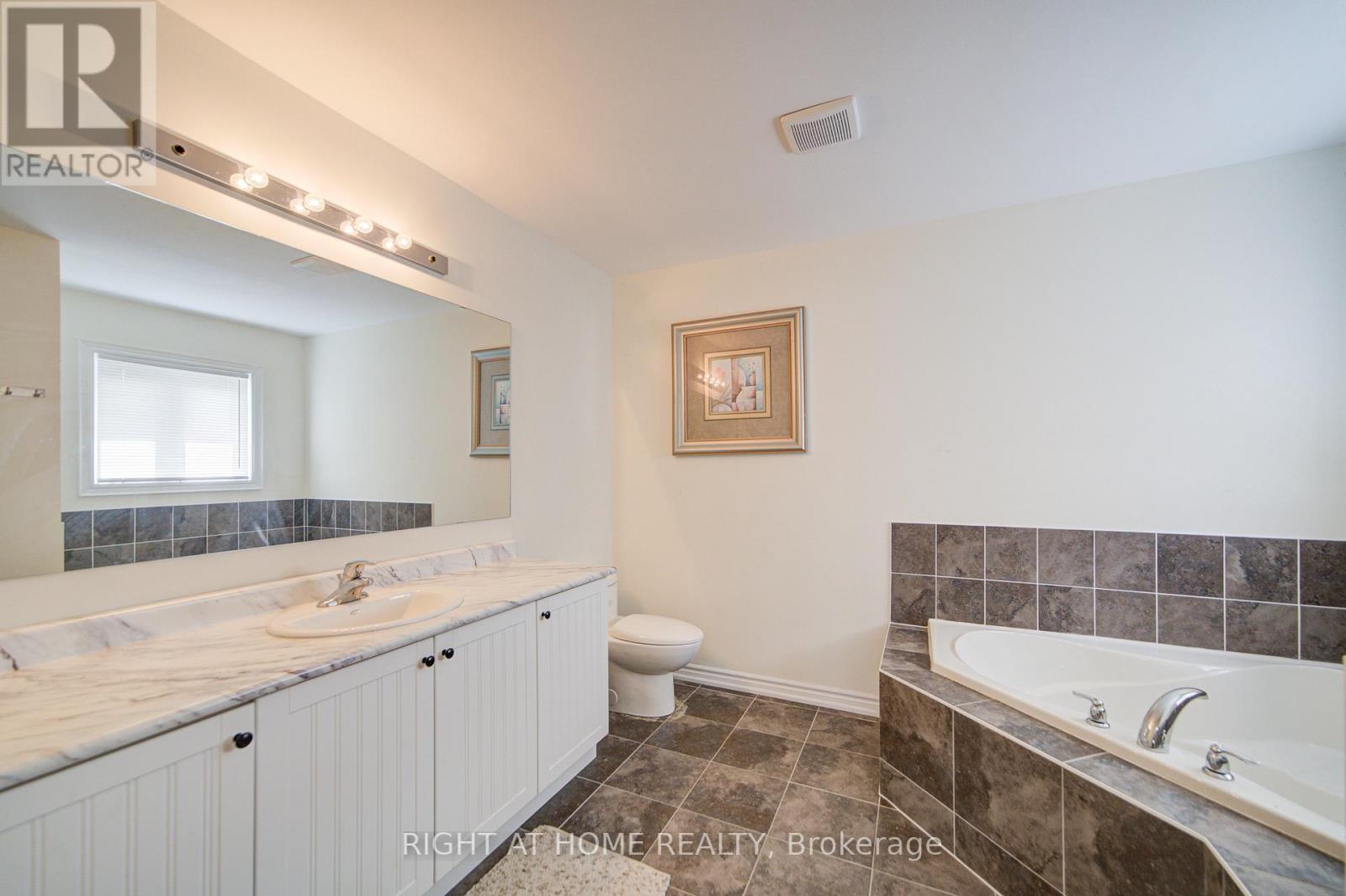26 Pearl Street, Wasaga Beach, Ontario  L9Z 1J6 - Photo 25 - S12186054