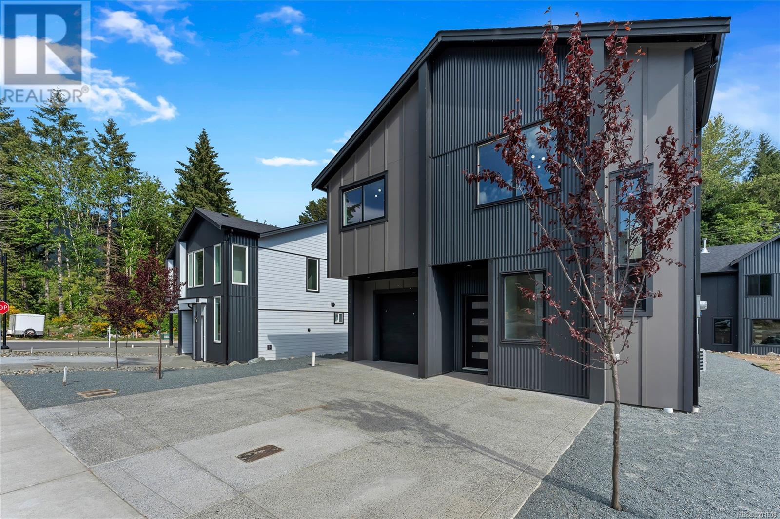 Property at 114 Plante Cres image 3