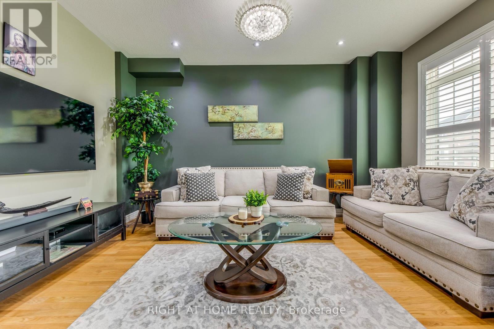 24 Lou Pomanti Street, Toronto, Ontario  M9M 0C2 - Photo 6 - W12186099